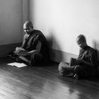 Mönche beim Sanskrit lesen