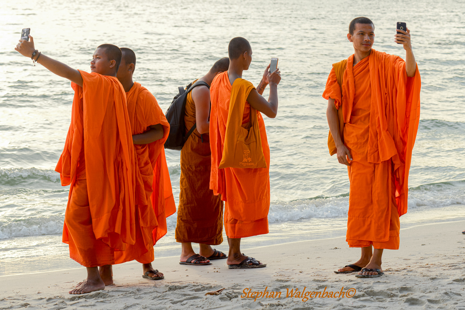 Mönche beim Selfie am Strand in Sihanoukville Kambodscha