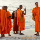 Mönche beim Selfie am Strand in Sihanoukville Kambodscha