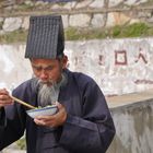 Mönche essen auch im Stehen (China/Maoshan)