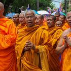 Mönche gehen meditierend voraus