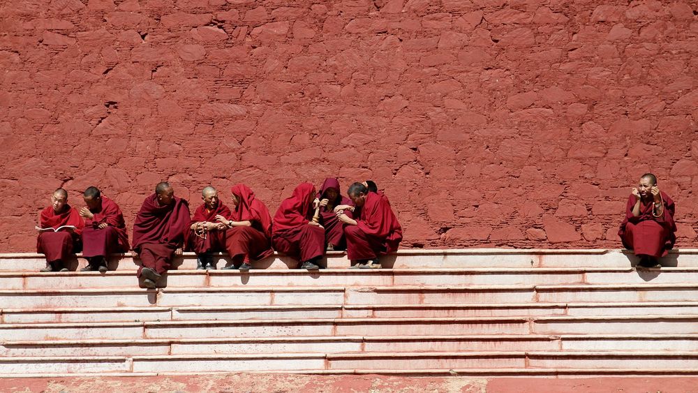 Mönche im Kloster Ganden in Tibet von Pitter Kilian 