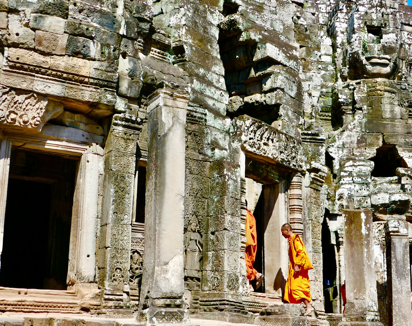 Mönche im Tempel 