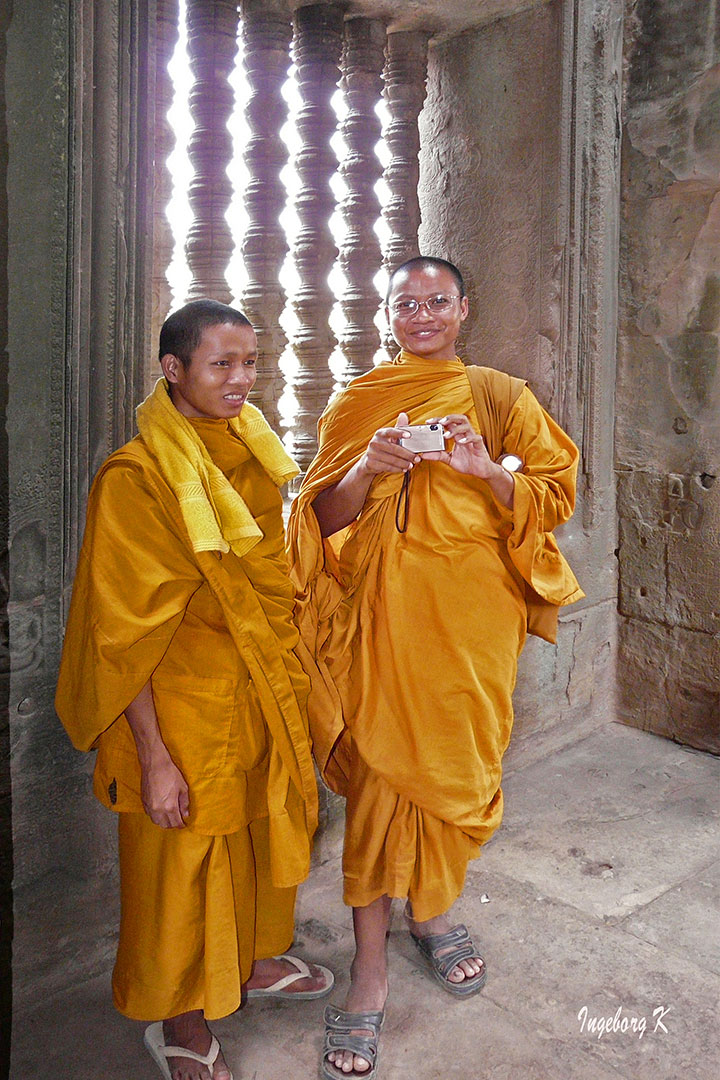 Mönche im Tempel in Angkor-Wat