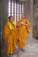Mönche im Tempel in Angkor-Wat