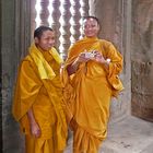 Mönche im Tempel in Angkor-Wat