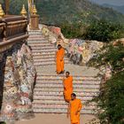 Mönche in einem neuen Tempel im Phetchabun-Gebirge