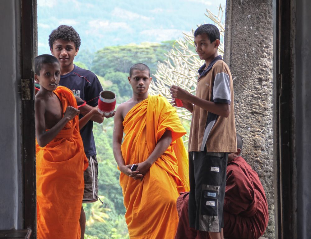 Moenche Tempel street Sri Lanka  TEXT HASS oder FREUNDE