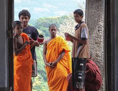 Moenche Tempel street Sri Lanka  TEXT HASS oder FREUNDE -TRUMP