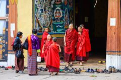 Mönche und Bhutanerinnen in der Kira...