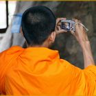 Mönche verehren Buddha..und fotografieren auch digital..