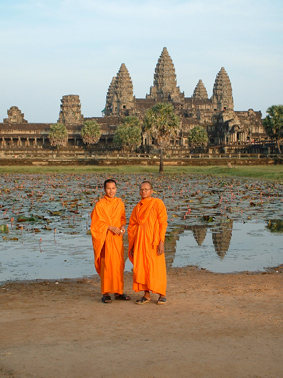 Moenche vor dem Hauptthempel von Angkor