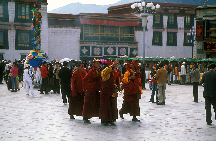 Mönche vor dem Jokhang, Lhasa