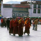 Mönche vor dem Jokhang, Lhasa