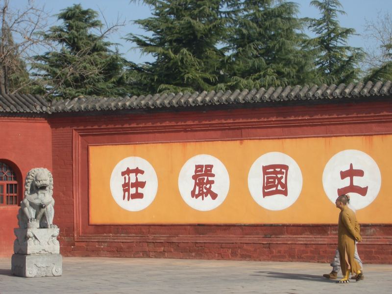 Mönche vor dem "Kloster zum weißen Pferd" in der Nähe von Luoyang