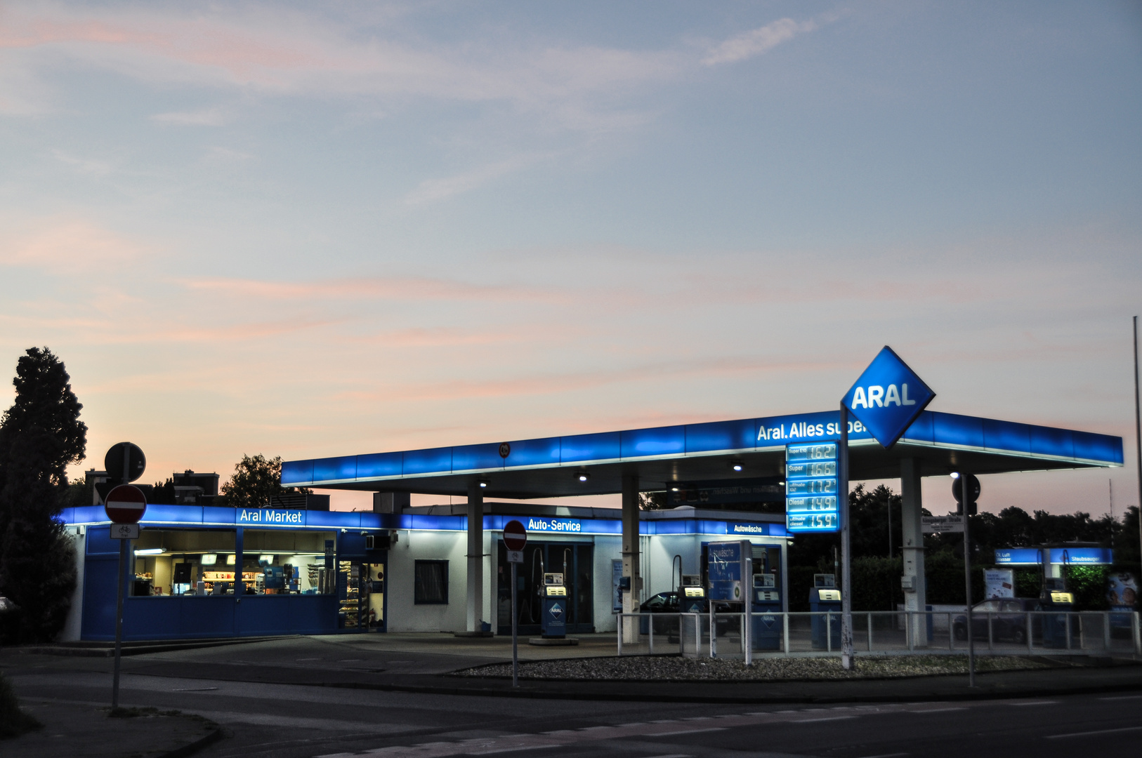 Mönchengladbach: Aral - Tankstelle in der Abenddämmerung