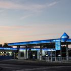 Mönchengladbach: Aral - Tankstelle in der Abenddämmerung