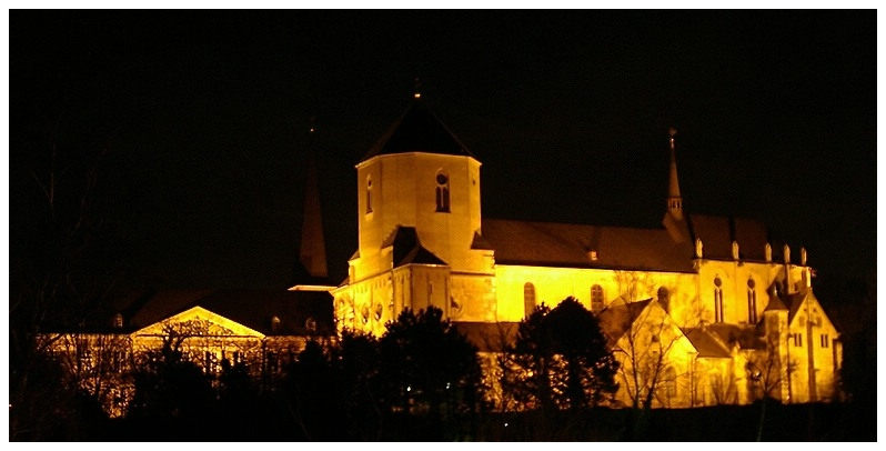 Mönchengladbacher Münster bei Nacht