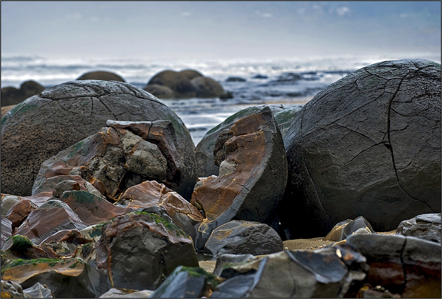 moeraki boulders in decay