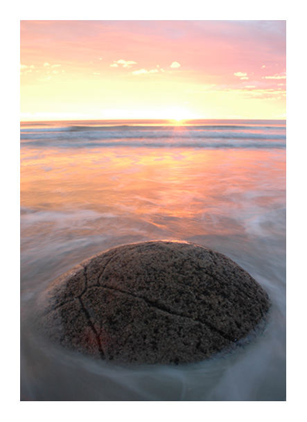 Moeraki boulders - Peach sunrise