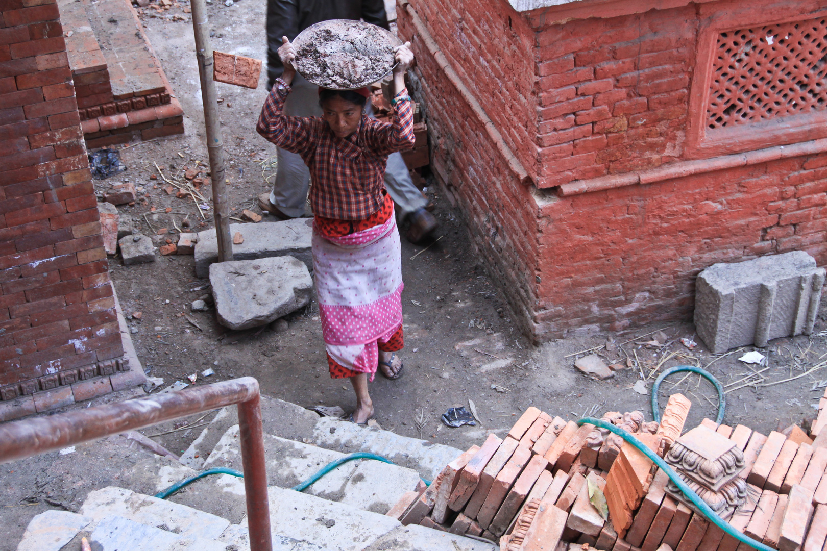 Mörtelträgering in Kathmandu