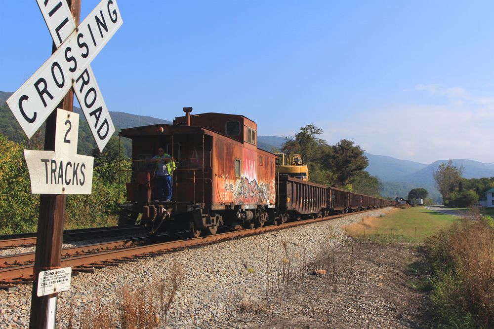 MofW-Train der N&S nähert sich dem Bahnübergang mit der Caboose voran , Narrows, VA, USA