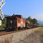 MofW-Train der N&S nähert sich dem Bahnübergang mit der Caboose voran , Narrows, VA, USA