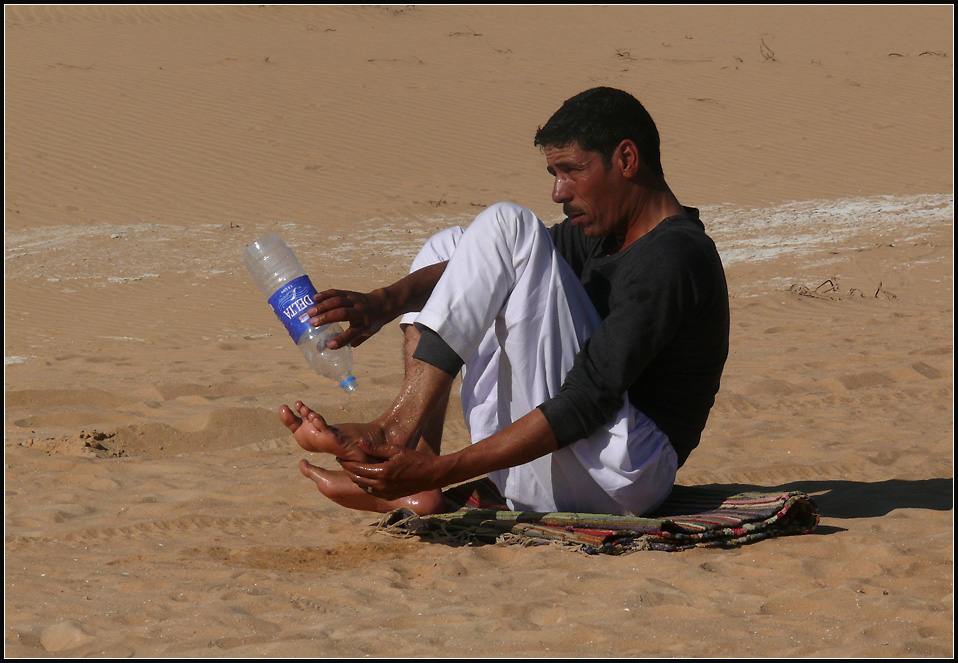 mohamed se lave les pieds