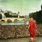 Moine bouddhiste boudant sur le pont des Arts