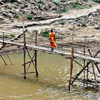 Moine traversant un pont suspendu