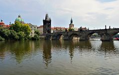 Moldau mit Karlsbrücke ...