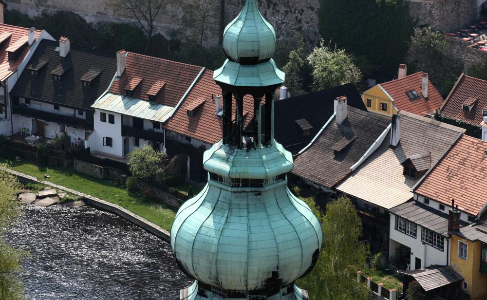 MOLDAUIDYLLE MIT KIRCHENTURM