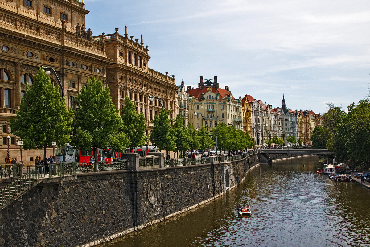 Moldauufer in Prag mit Nationaltheater