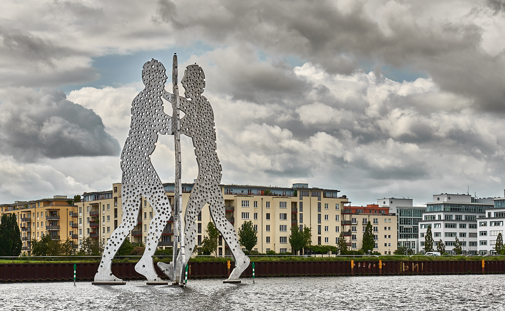 "Molecule Man" in Berlin 30 Meter hoch, 45 Tonnen schwer. 