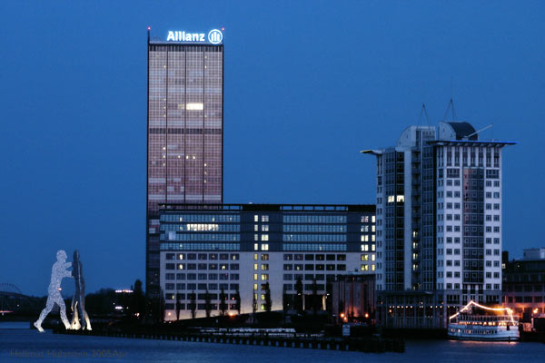 MOLECULE MEN VOR DEN TREPTOWERS