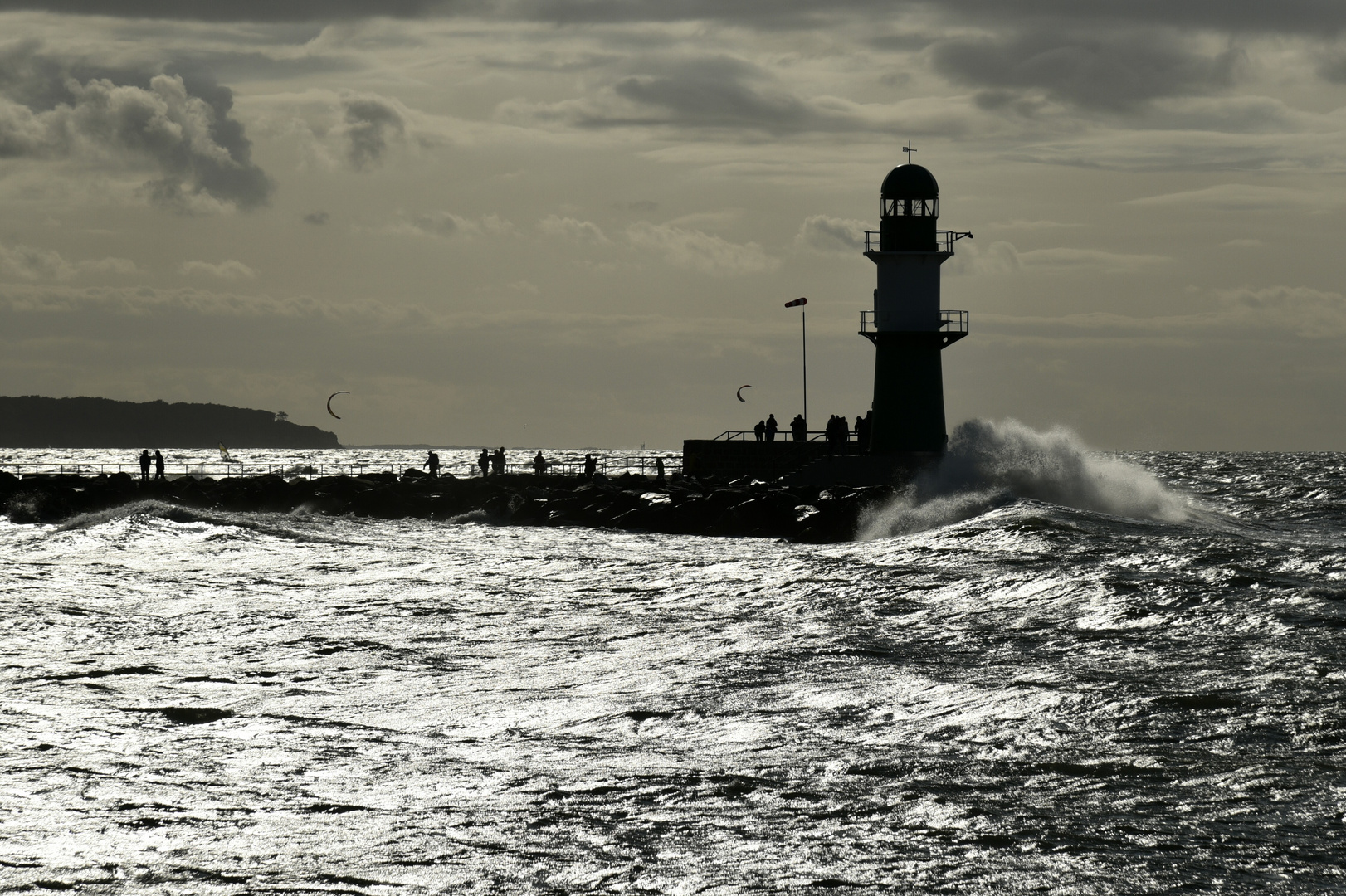 Molenfeuer Warnemünde in stürmischer See 