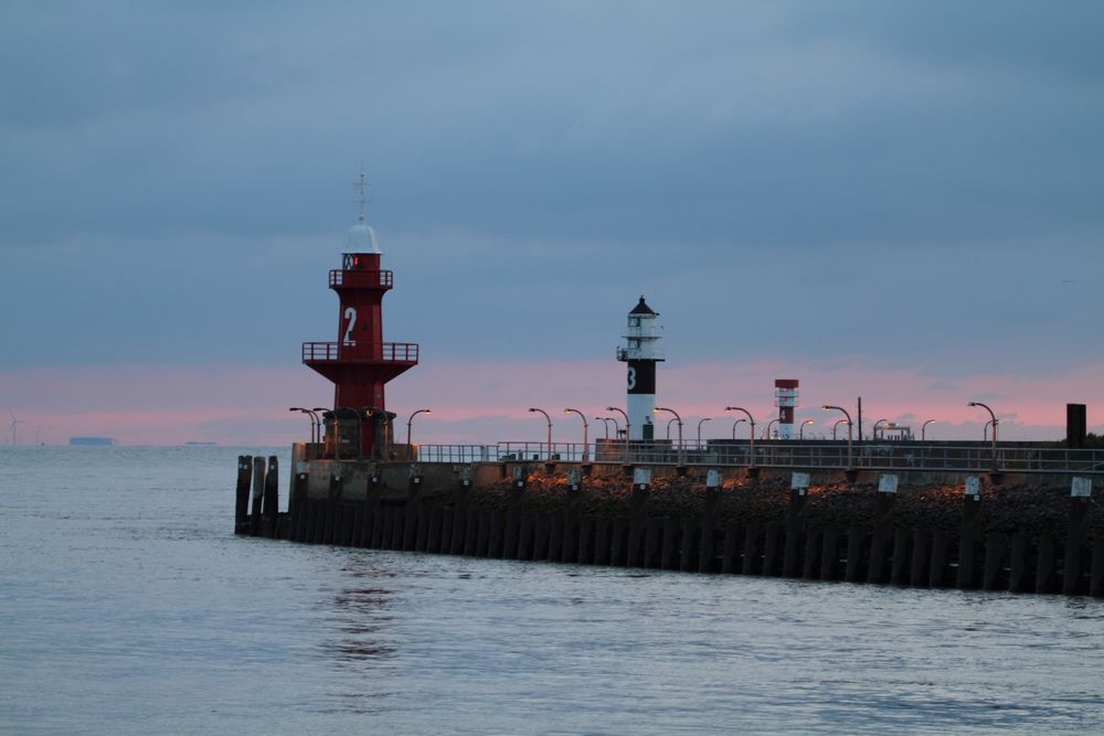 Molenköpfe der Kanalschleusen Brunsbüttel im Abendlicht