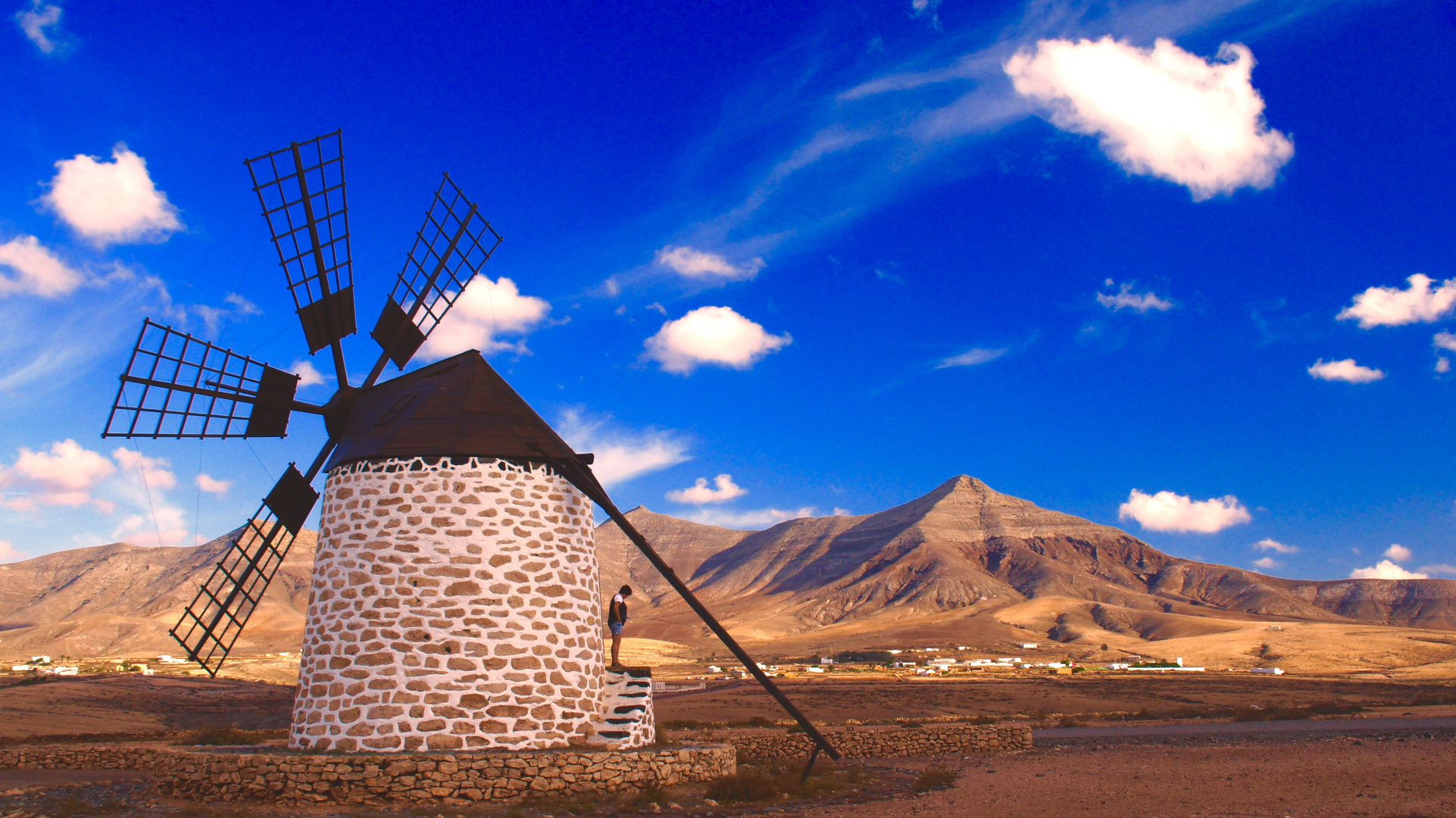 Molino de Tefía vor schöner Bergkulisse 