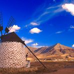 Molino de Tefía vor schöner Bergkulisse 