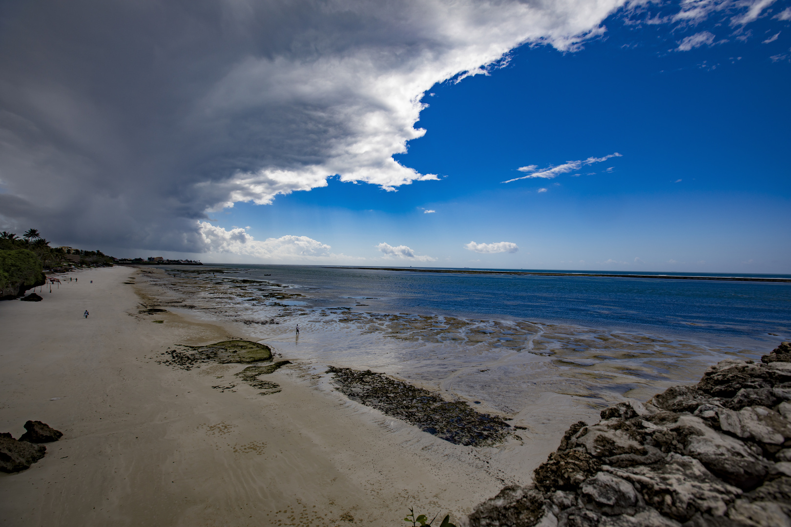 Mombasa Beach bei Ebbe und aufziehendem Regen