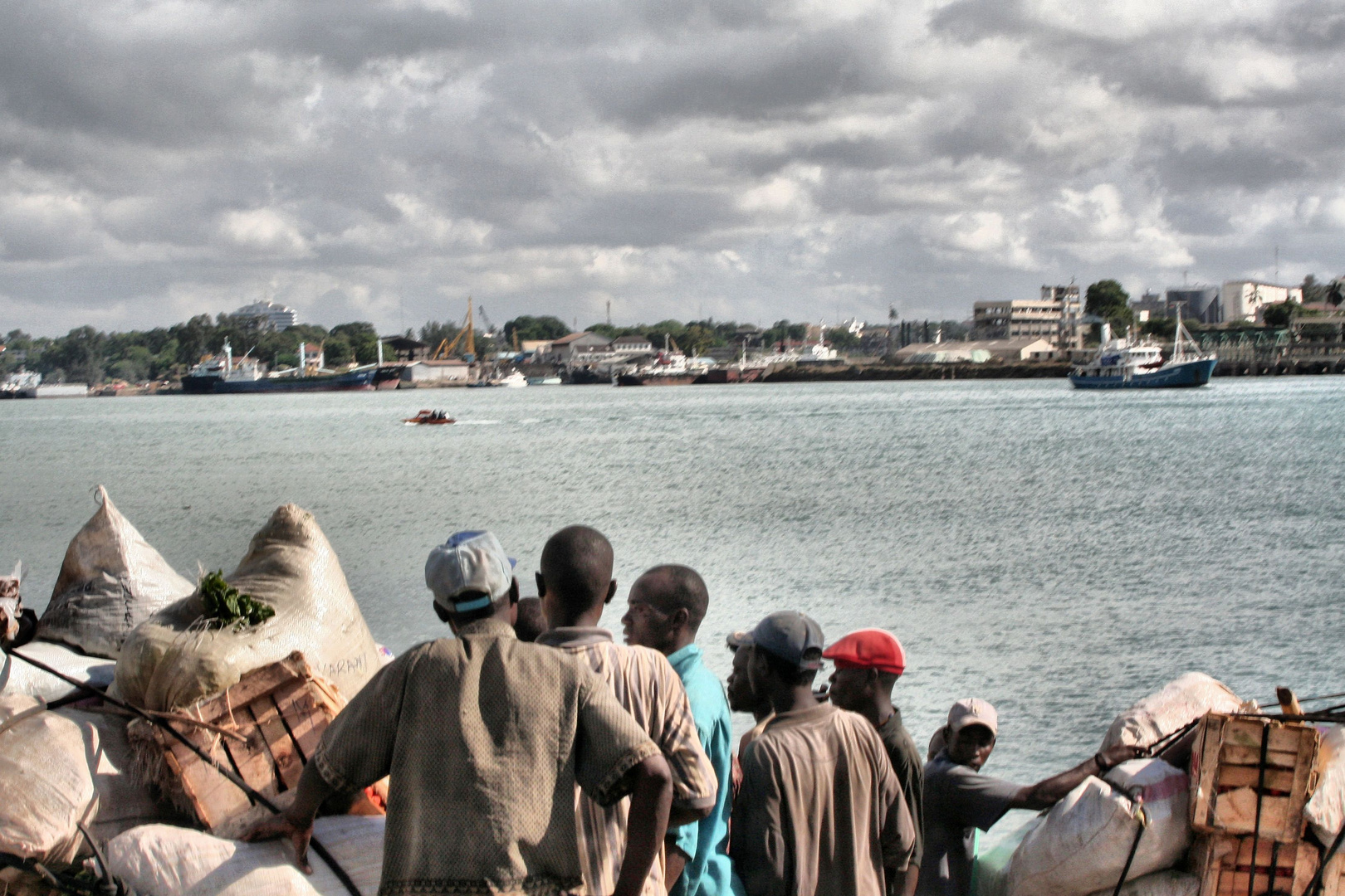 Mombasa - Warten auf die Fähre