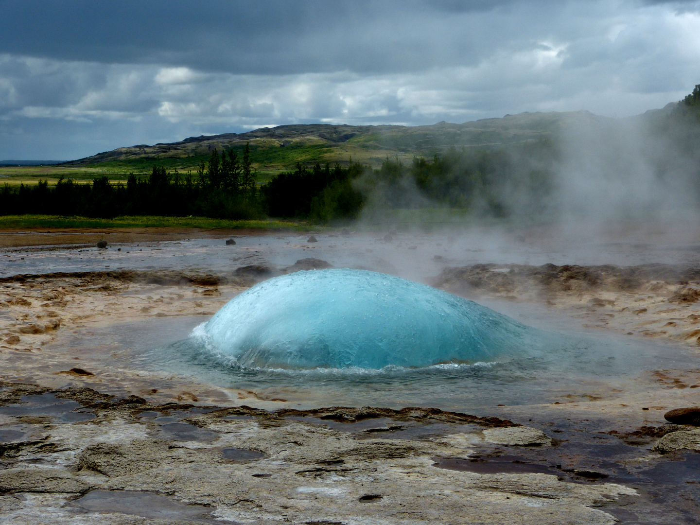 Moment vor dem Ausbruch - Strokkur auf Island