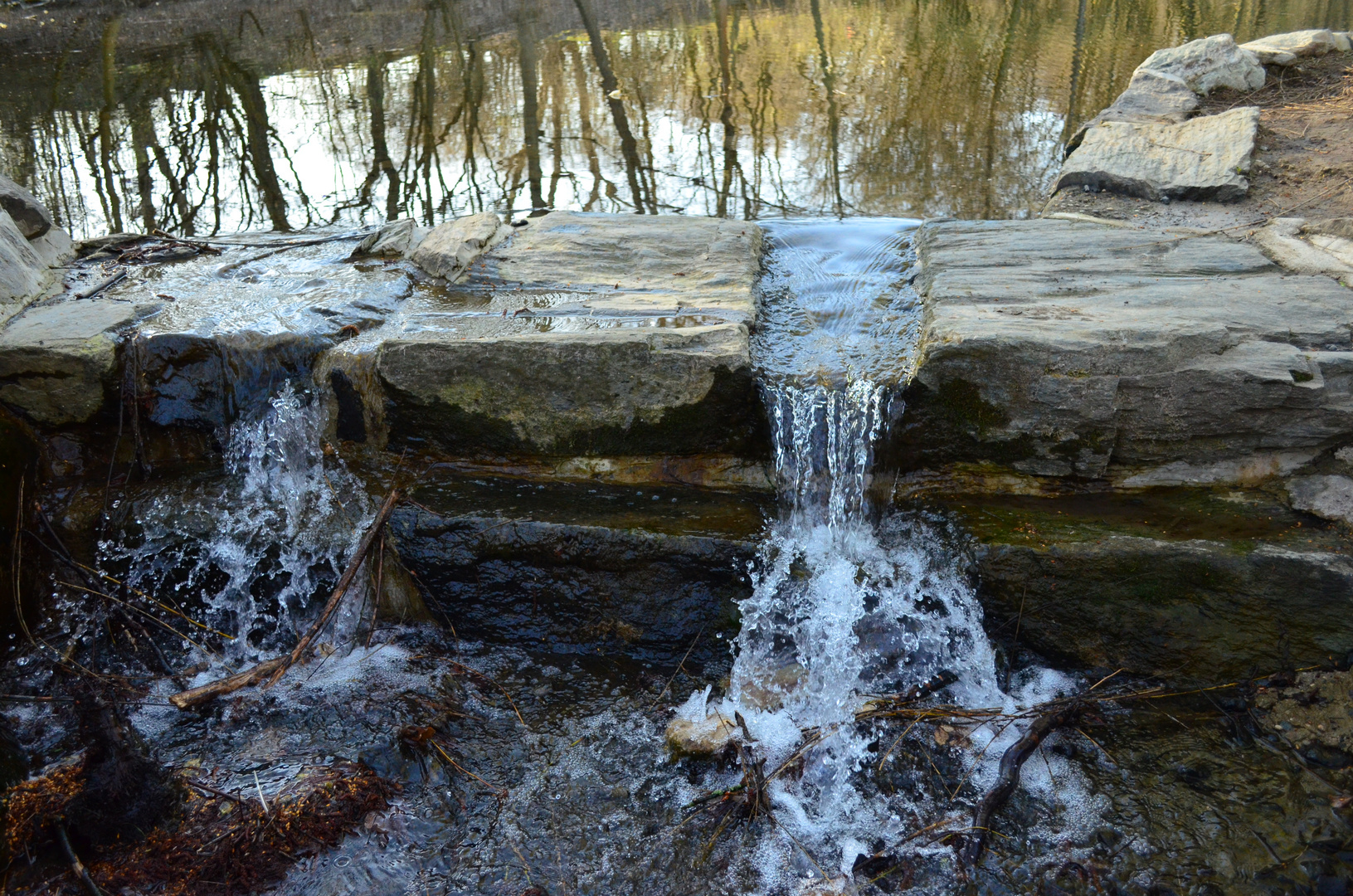 Momentaufnahme eines Mini Wasserfalls