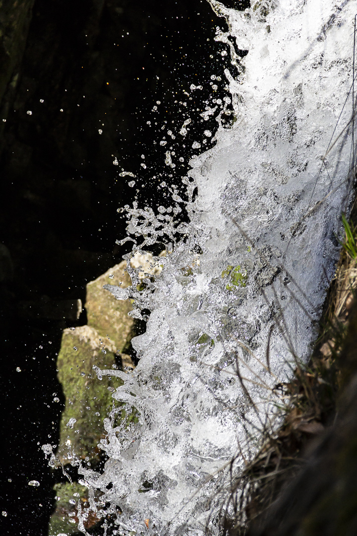 Momentaufnahme eines Wasserfalls