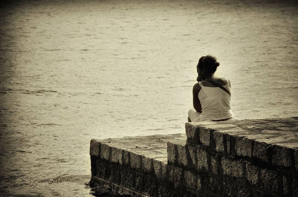 Momenti di tristezza Foto Immagini persone, ragazza, molo Foto su
