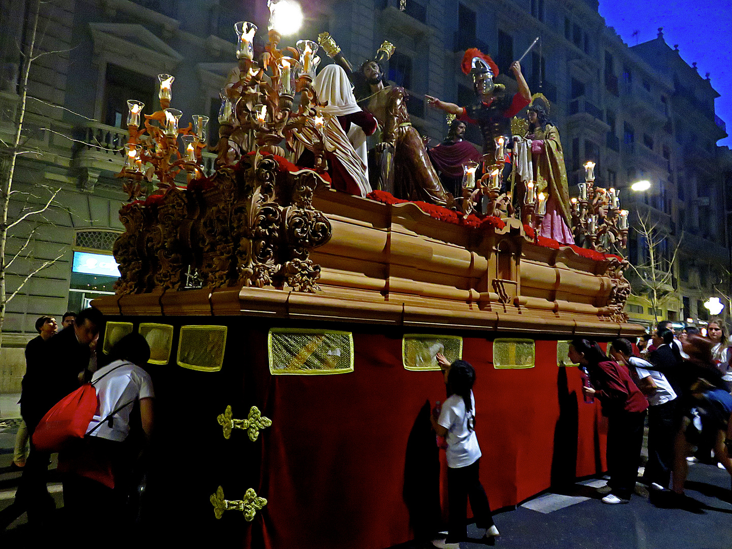 Momento di riposo per i portatori in processione notturna,Granada