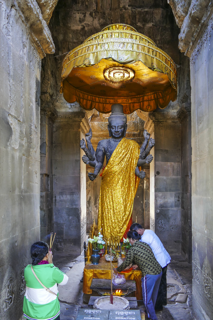 ...Moments of Angkor Wat...