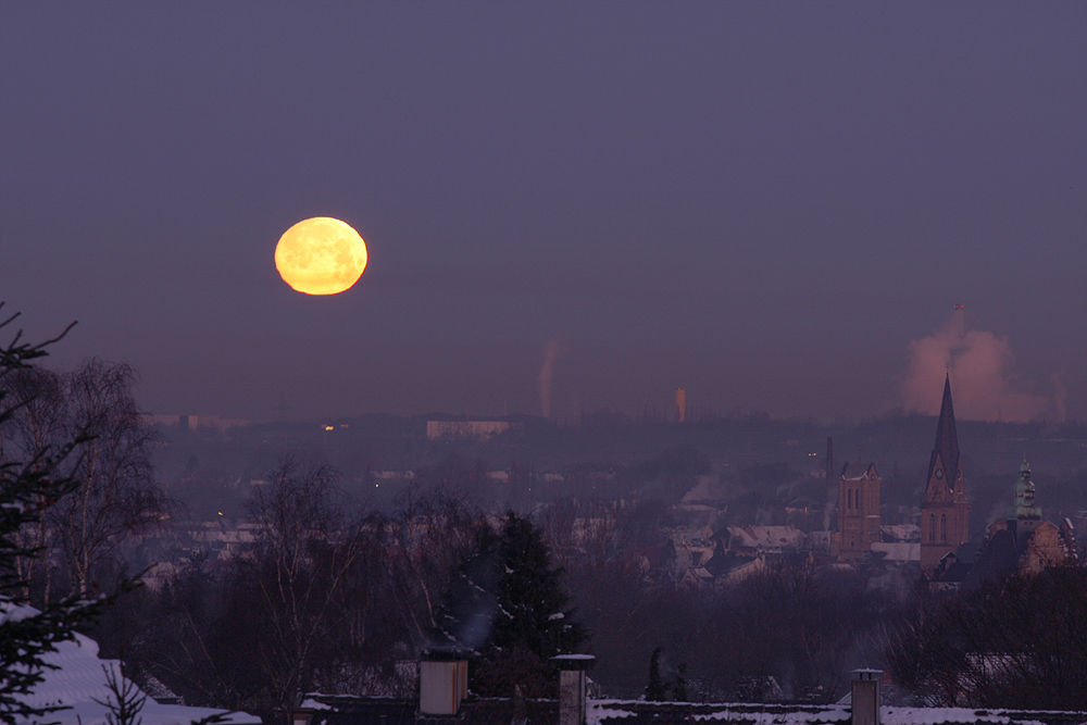 Momnduntergang über dem Revier