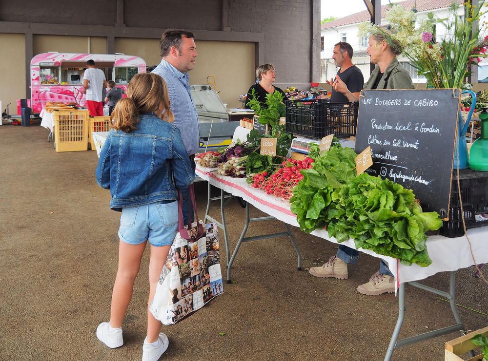 Mon fils et Valentina au marché