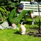 Mon petit compagnon et moi dans le jardin